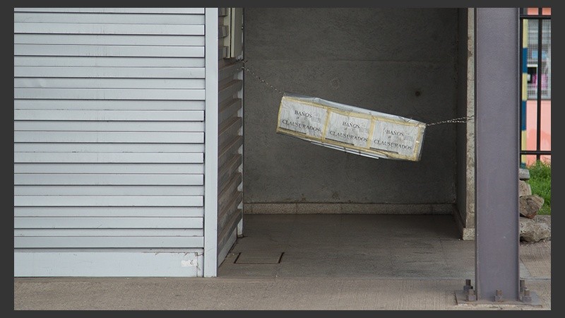 Los baños que se encuentran sobre el andén están clausurados. (Alan Monzón/Rosario3.com)