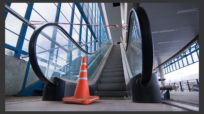 Escaleras mecánicas fuera de servicio. Sólo está abierta la planta baja de la estación.