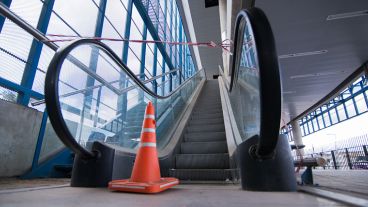 Escaleras mecánicas fuera de servicio. Sólo está abierta la planta baja de la estación. (Alan Monzón/Rosario3.com)
