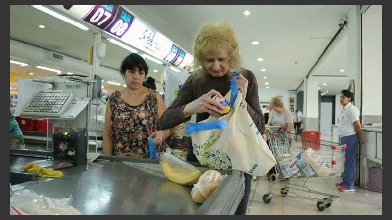 La inflación golpea en las compras en el supermercado, entre otros rubros.