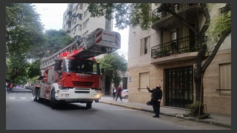 Los Bomberos Zapadores acudieron con la escalera telescópica.