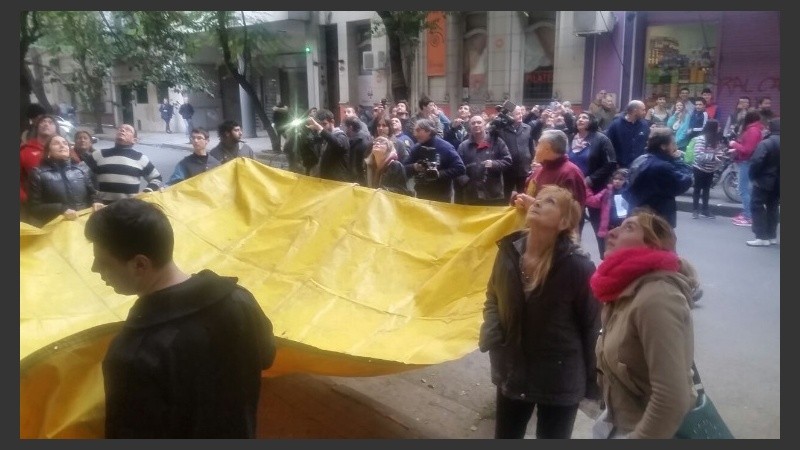 Abajo, una lona de contención.