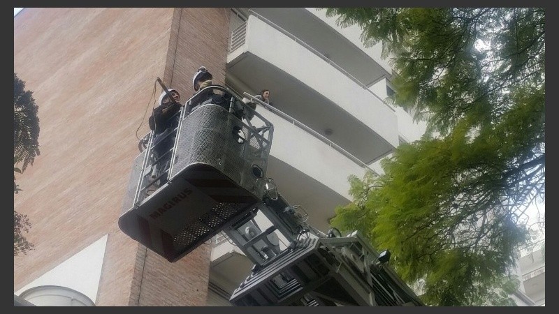 Los Bomberos Zapadores acudieron con la escalera telescópica.