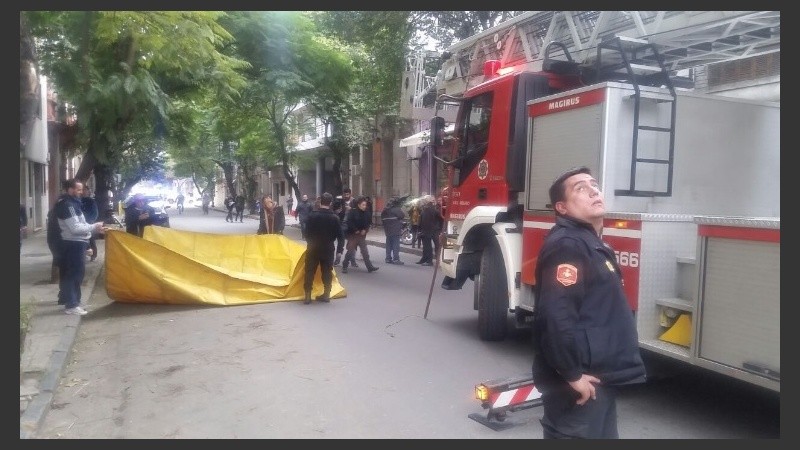 Abajo, una lona de contención.