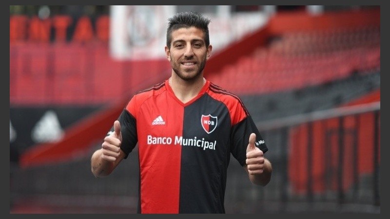 El jugador ya posó con la rojinegra.