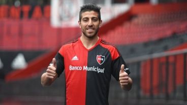 El jugador ya posó con la rojinegra.