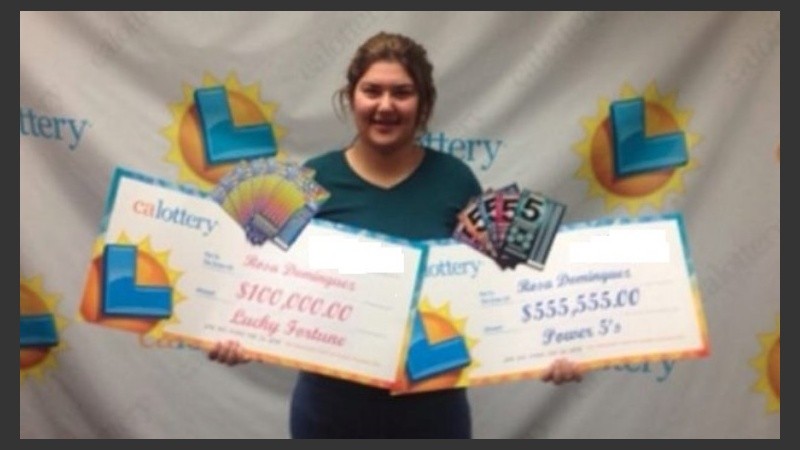 Rosa Domínguez con los dos cheques que la hicieron millonaria.