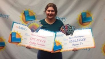 Rosa Domínguez con los dos cheques que la hicieron millonaria.