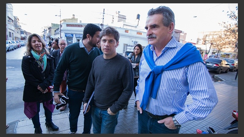 Kicillof ingresando al hospital Español este jueves. Visitó a la diputada nacional Josefina González.  