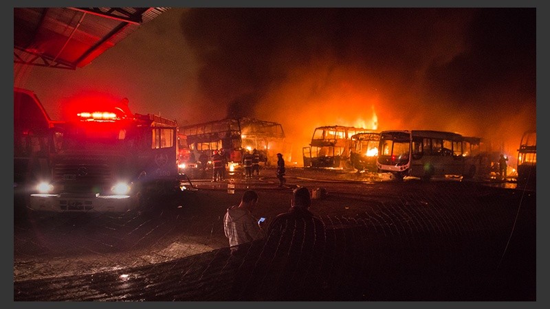 Arduas tareas para controlar el siniestro.
