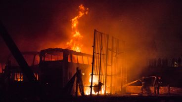 Arduas tareas para controlar el siniestro.
