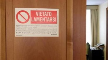 El cartel colocado en la puerta de la habitación del Papa.