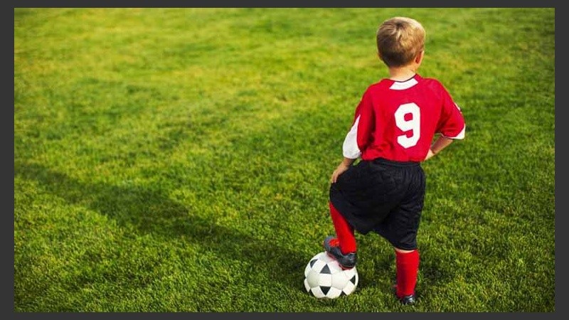 Alcanza con tan solo tres horas semanales de fútbol para que los chicos tengan huesos fuertes.