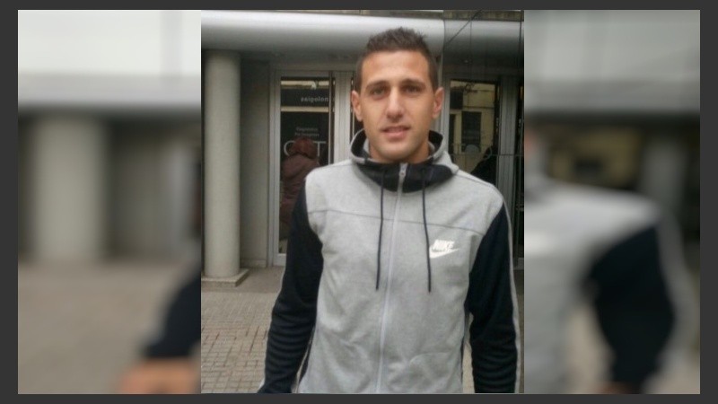 Bruno Bianchi en la puerta de la clínica en la que hizo el chequeo físico. 