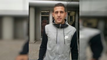 Bruno Bianchi en la puerta de la clínica en la que hizo el chequeo físico.