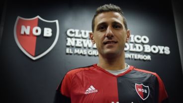 Bruno Bianchi posando con la camiseta de Newell's.
