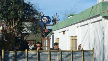 A los vecinos no, pero a un visitante ocasional le llamó la atención la apología del nazismo pública.