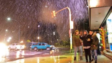 Lluvia blanca en el centro de Bahía Blanca.