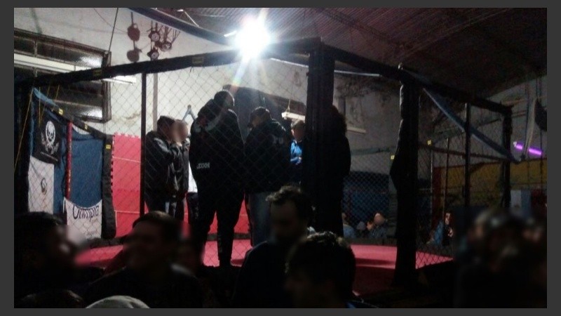 Se habían programado 14 peleas con público asistente.