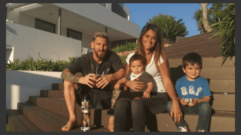 Los Messi regresaron a su millonaria residencia.