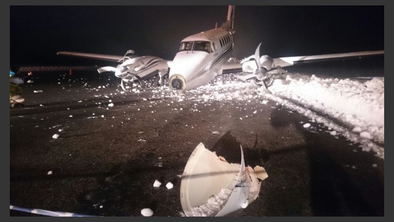 El avión despistado y dañado en la pista de aterrizaje. 