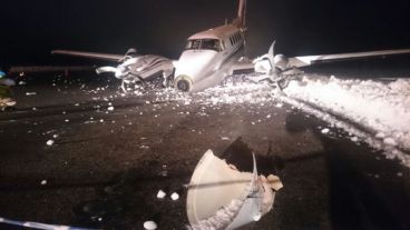 El avión despistado y dañado en la pista de aterrizaje.