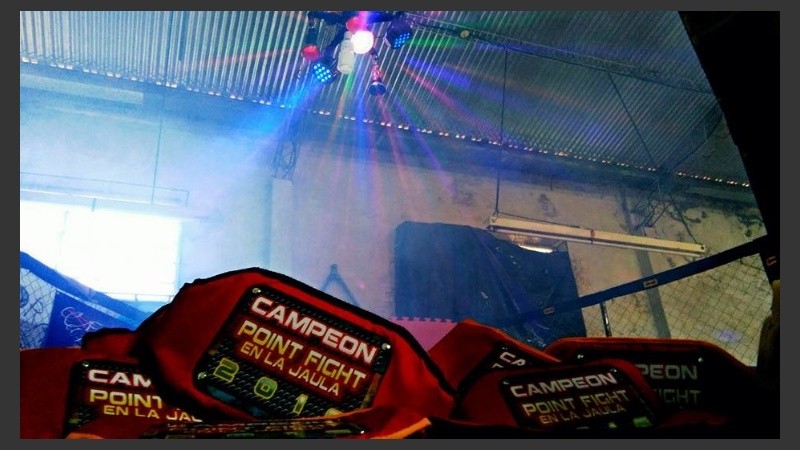 Se habían programado 15 peleas con público asistente.