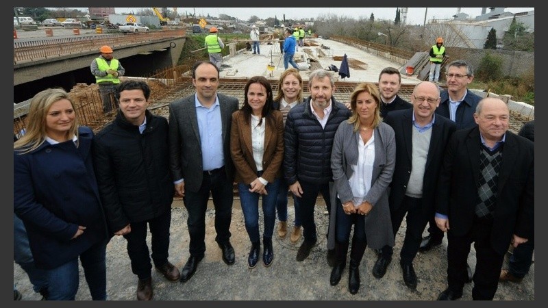 Dirigentes de Cambiemos en una obra sobre ruta 34.