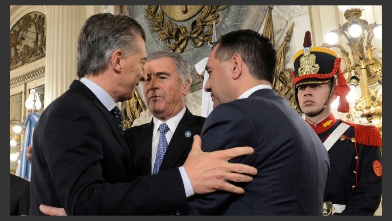 El presidente junto a los dos nuevos ministros de su gabinete.