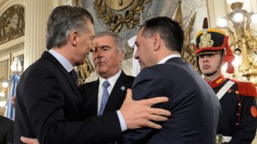 El presidente junto a los dos nuevos ministros de su gabinete.