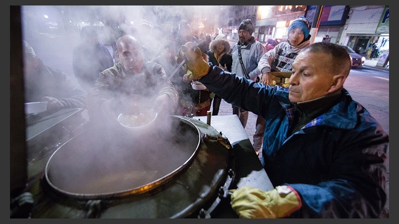 De lunes a viernes salen por las noches para ofrecer un plato caliente de alimento. 