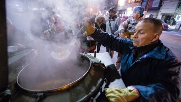 De lunes a viernes salen por las noches para ofrecer un plato caliente de alimento.