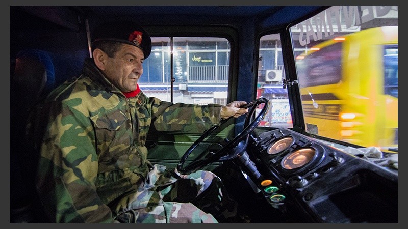 Carlos, el conductor designado, maneja la cocina móvil. Paran en más de 20 puntos de la ciudad.