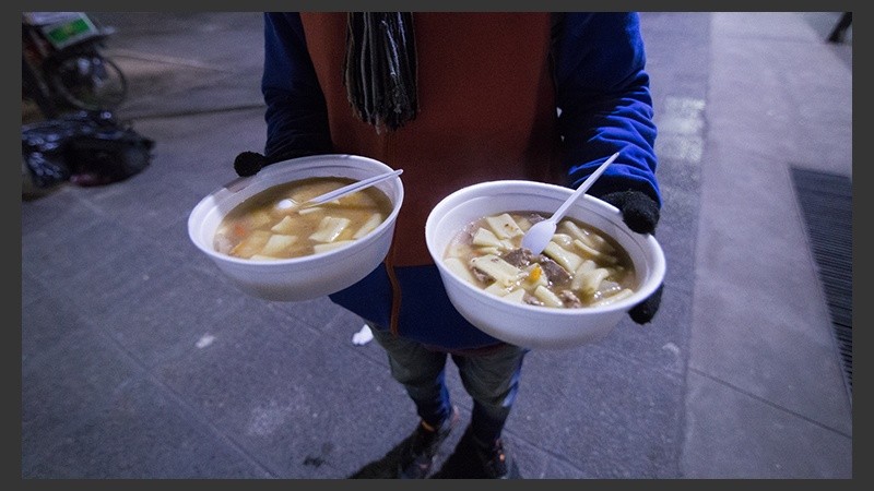 Fideos mostacholes con carne, el menú de este lunes.