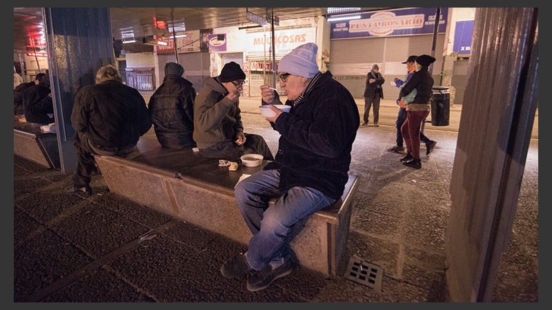 Plaza Montenegro. Uno de los puntos donde se reparte comida alrededor de las 20.