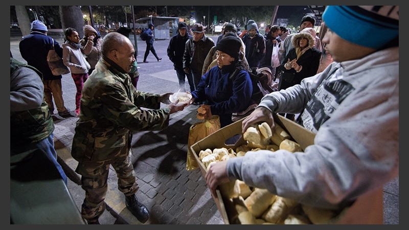 Hace años que los ex combatientes realizan esta acción social. Reciben ayuda del municipio para llevarlo a cabo.