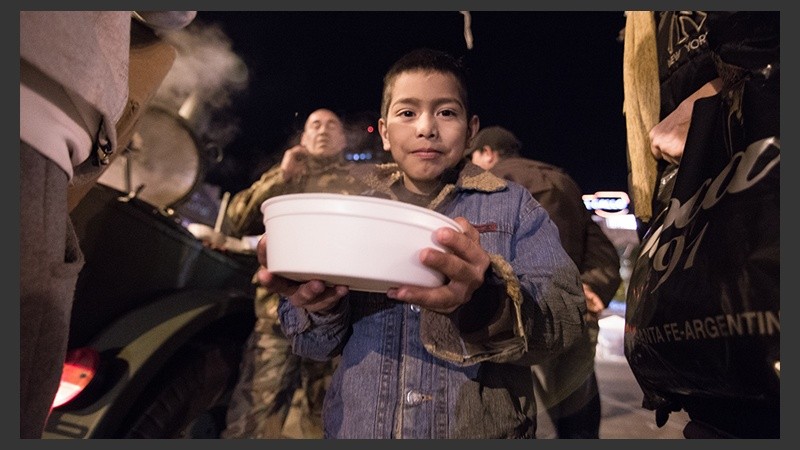 Un pequeño con su ración de comida. 
