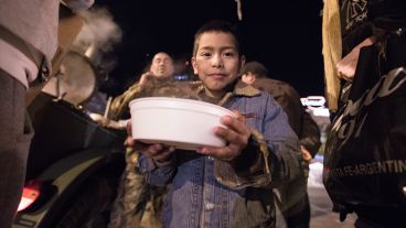 Un pequeño con su ración de comida.