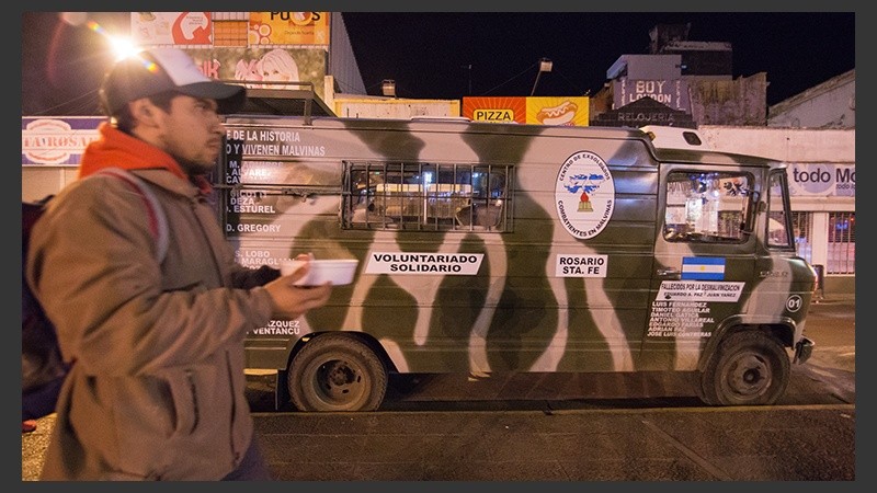 De lunes a viernes el camión sale a repartir comida.