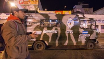 De lunes a viernes el camión sale a repartir comida.