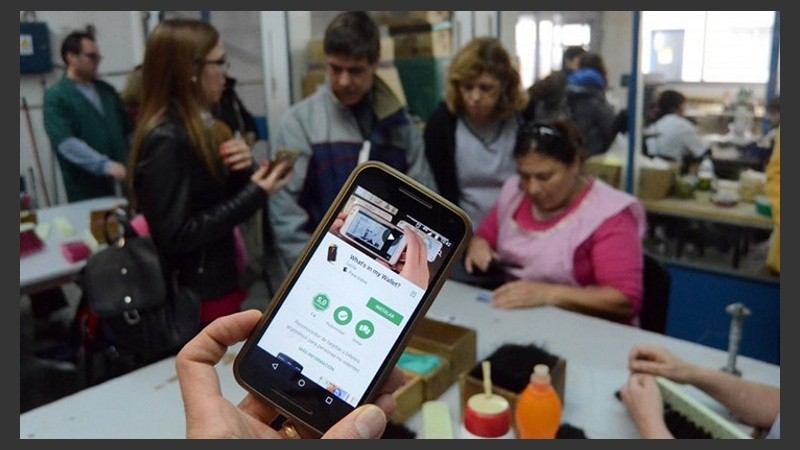 El desarrollo tiene guía oral durante todo el proceso, que indica, incluso, si el billete está de frente o de reverso.