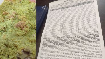 El arroz con pollo contaminado y el texto de la denuncia.