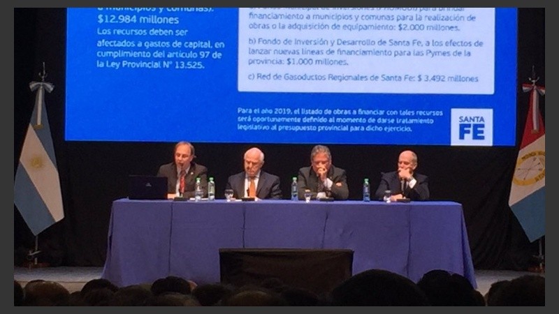 El gobernador junto a ministros en la presentación en Santa Fe.