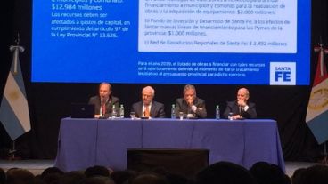 El gobernador junto a ministros en la presentación en Santa Fe.