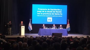 El gobernador junto a ministros en la presentación en Santa Fe.
