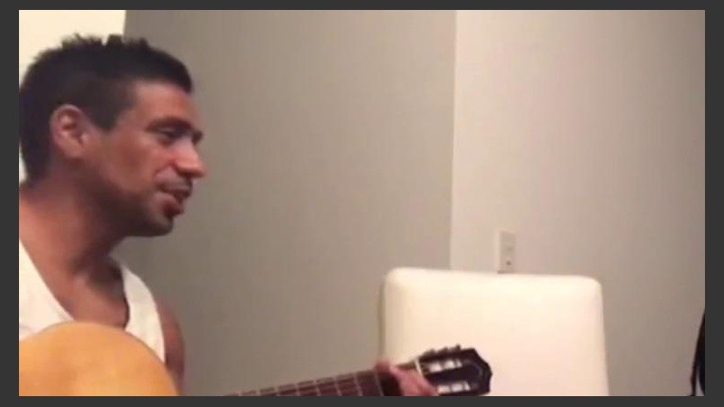 Figueroa, guitarra en mano, cantó junto a su hija.