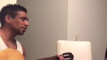 Figueroa, guitarra en mano, cantó junto a su hija.