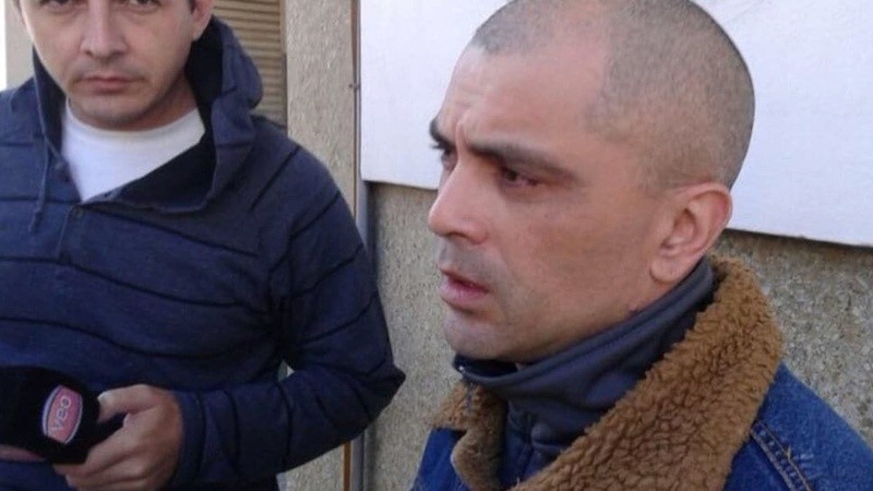 Lucas es el hijo de la pareja de Cejas. 