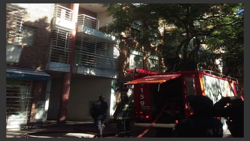 Bomberos zapadores controlaron el fuego en el 4to piso.
