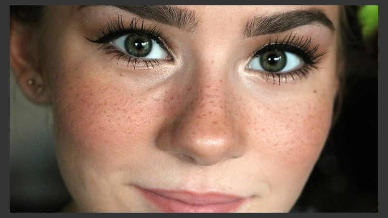 La forma más sencilla es con un delineador de ojos. 